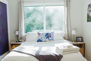 5 habitaciones, escritorio y tabla de planchar con plancha