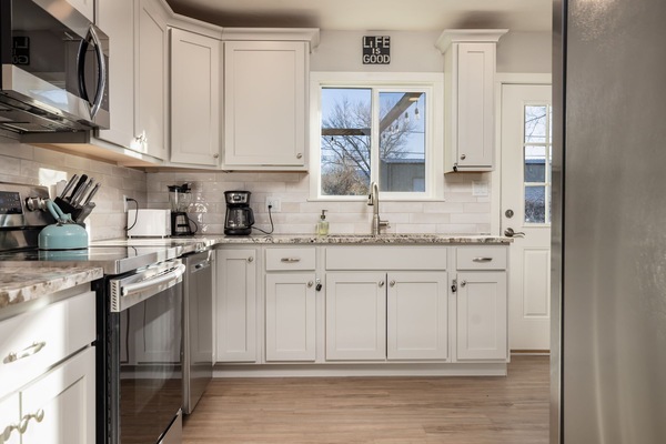 Een koelkast, een magnetron, een oven, een kookplaat