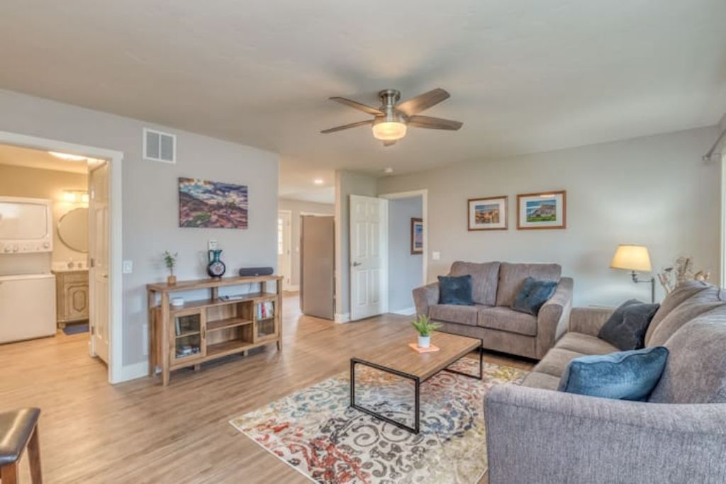 Sapphire House: Stylish DT getaway. Pets + patio