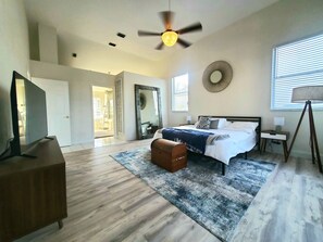 2 bedrooms, WiFi, bed sheets - Waterfront Home with Swimming Pool - Walk to the Beach! (Naples)