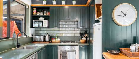 Refrigerador, microondas, lavavajillas y cafetera y tetera