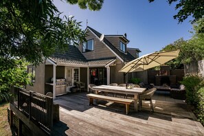 Outdoor dining - Kings Drive - Wanaka Holiday Home (Wanaka)