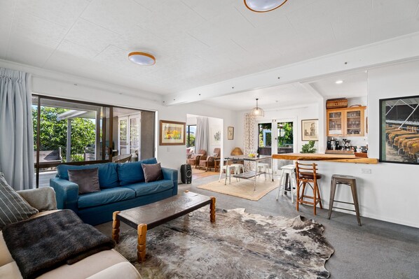 TV - Kings Drive - Wanaka Holiday Home (Wanaka)