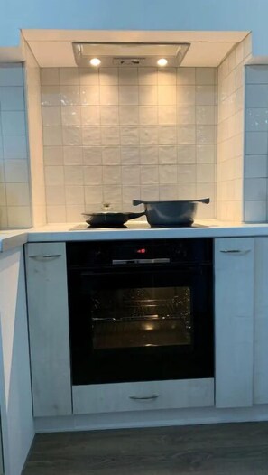 Frigorifero, forno, piano cottura, lavastoviglie
