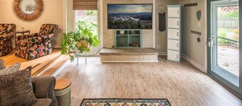 THE OWL HOUSE: 2000 sq ft 2 floor private home 2.5 to Downtown Boone!