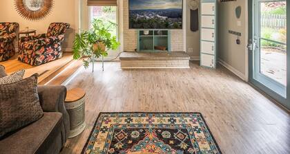 THE OWL HOUSE: 2000 sq ft 2 floor private home 2.5 to Downtown Boone!