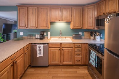 THE OWL HOUSE: 2000 sq ft 2 floor private home 2.5 to Downtown Boone!