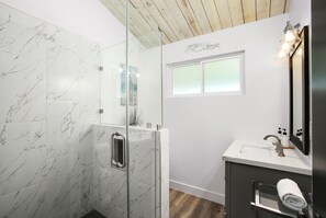 Bathtub, hair dryer, towels - 6 Bedroom + Crows Nest - Beach View (Galveston)