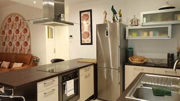 Coffee/tea maker, fridge, microwave, oven