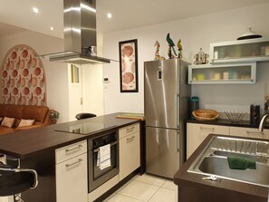 Coffee/tea maker, fridge, microwave, oven