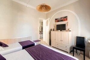 2 bedrooms, desk, iron/ironing board, WiFi