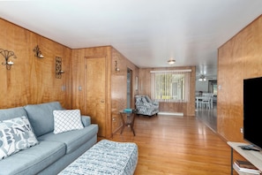 Smart TV - Spacious Country Home & 15 minutes from Lake Michigan
(Grand Junction)