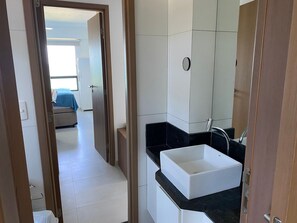 Apartamento | Banheiro | Chuveiro, secador de cabelo, toalhas de banho, sabonete