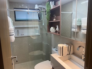 Ducha, secador de pelo, toallas, jabón