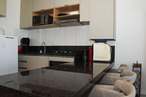 Appartement | Cuisine privée | Réfrigérateur grande capacité avec congélateur, four à micro-ondes