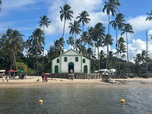 On the beach, white sand, sun loungers, beach umbrellas - Maui Beach Residence (Tamandaré)