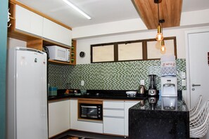 Apartment | Private kitchen | Full-size fridge, microwave, stovetop, coffee/tea maker - Maui Beach Residence (Tamandaré)