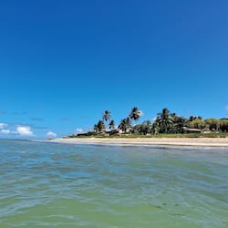 Na praia, areia branca, 20 bares na praia