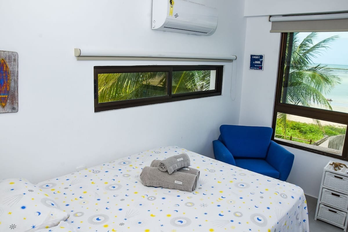 1 habitación, cortinas blackout y tabla de planchar con plancha