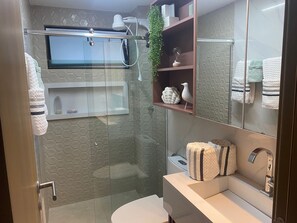 Deluxe Apartment | Bathroom | Shower, hair dryer, towels, soap