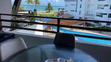 Apartment | Outdoor dining