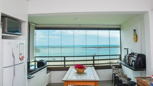 Apartment | Private kitchen | Coffee/tea maker, full-size fridge, microwave, stovetop - Maui Beach Residence (Tamandaré)
