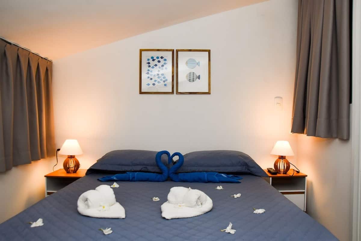 Apartment | Premium bedding, blackout drapes, iron/ironing board, cribs (free)