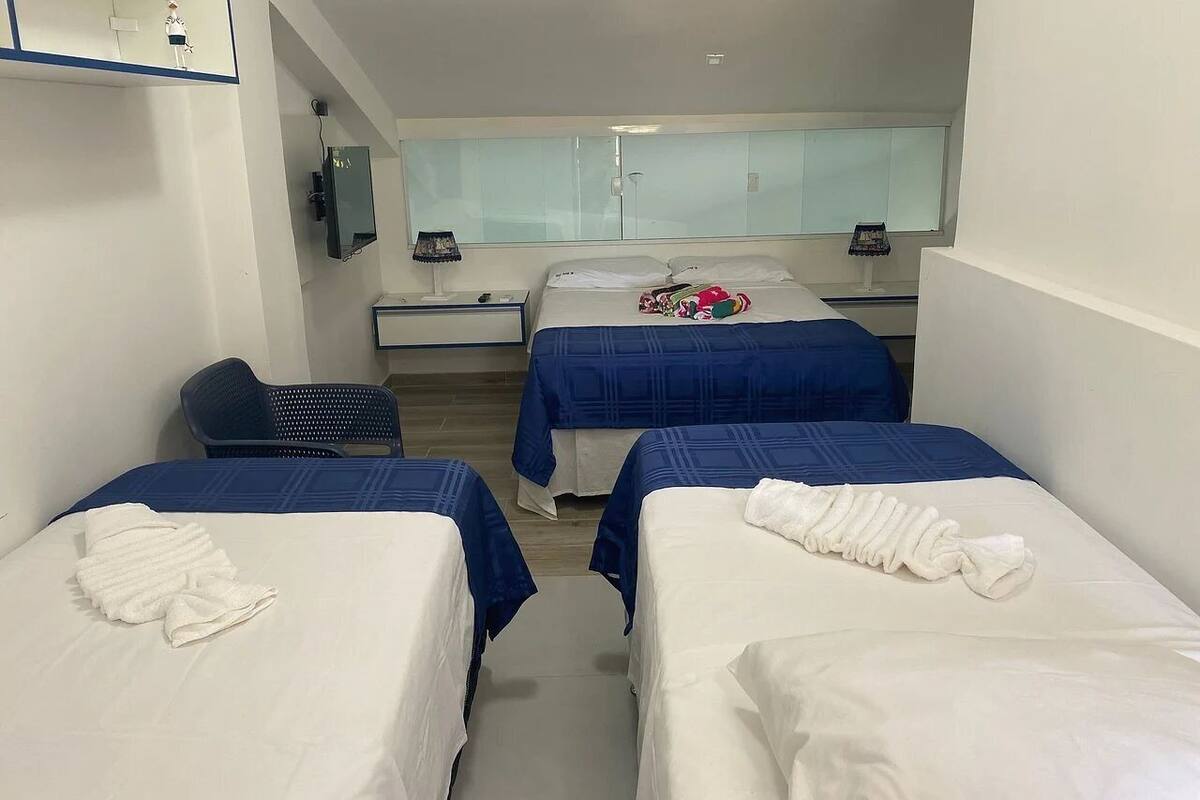 1 habitación, cortinas blackout y tabla de planchar con plancha