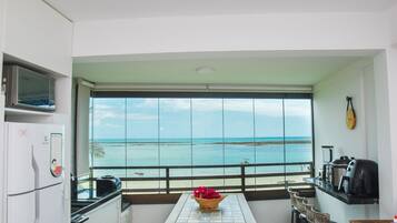 Apartamento | Cozinha privada | Geladeira grande, micro-ondas, chapa, forno com torradeira