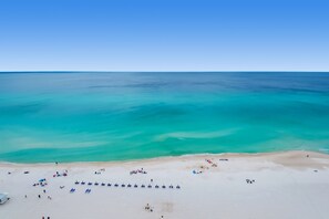 Una playa con aguas turquesas cristalinas y una orilla arenosa.
