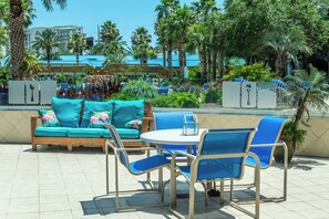 Outdoor dining - Snowbird Deal! Palms 2210 – Winter Rates 🌴☀️ (Destin)