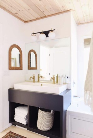 Whirlpool, Haartrockner, Handtücher, Seife