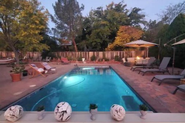 Una piscina al aire libre, una piscina climatizada