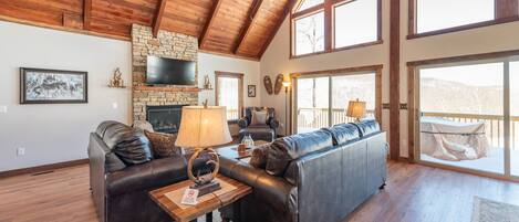 TV connectée, cheminée, lecteur de DVD, baby-foot