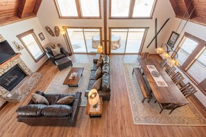 Smart TV, fireplace, DVD player, table football - Fireplace Deck, Game Room & Mountain Vibes (McHenry)
