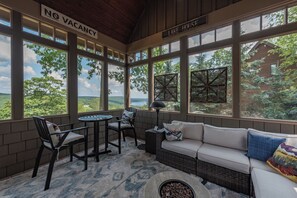 تلفزيون ذكي، مدفأة، ألعاب فيديو، مشغل دي في دي