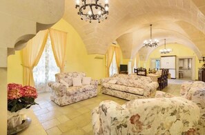 Smart TV, fireplace - Historic villa with garden and swimming pool in the Terre sel Negroamaro (Guagnano)