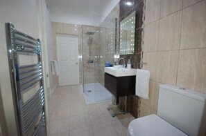 Ducha, secador de pelo, toallas, jabón