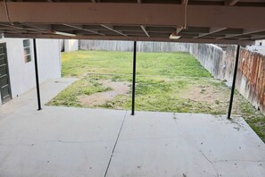 Property grounds - Bakersfield Sunset Stay (Bakersfield)