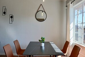 Dining - Bakersfield Sunset Stay (Bakersfield)