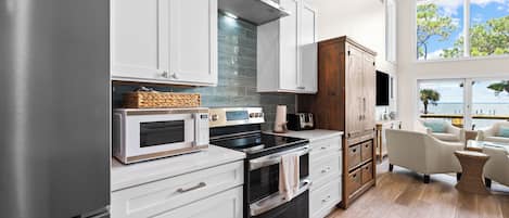 Réfrigérateur, four à micro-ondes, un four, surface de cuisson