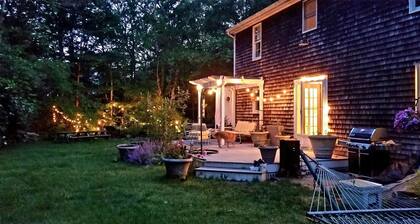 5 Cardinal Rd - Spacious 4BR Retreat: Hot Tub, Firepit, Pet-Friendly, Sleeps 10