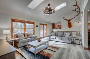 Smart TV, caminetto, impianto stereo