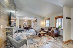 Smart TV, caminetto, impianto stereo