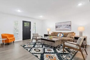 Smart TV, foosball, table tennis - Large home centrally located with pool and games room. (Irving)