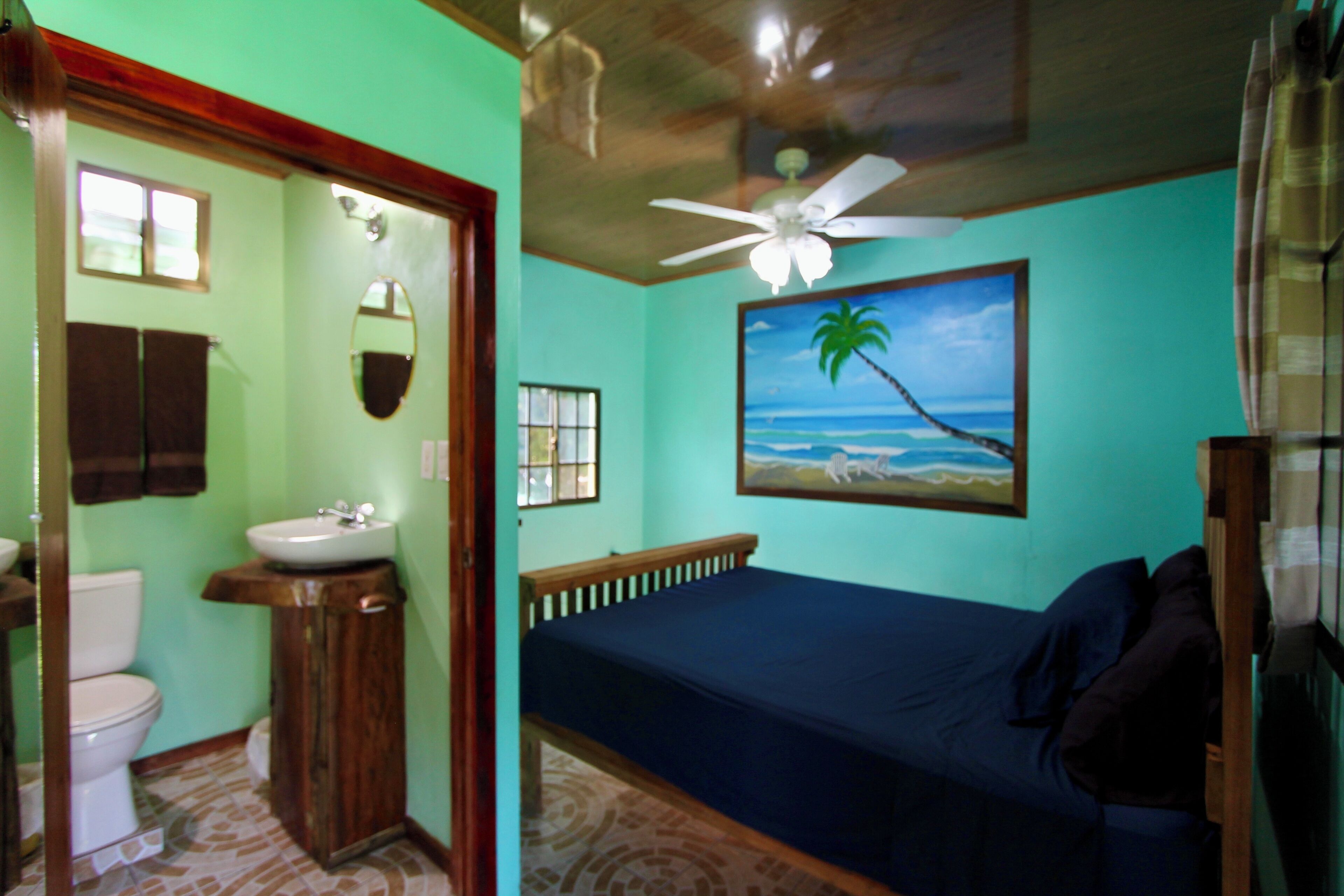 Verduisterende gordijnen, gratis wifi, beddengoed