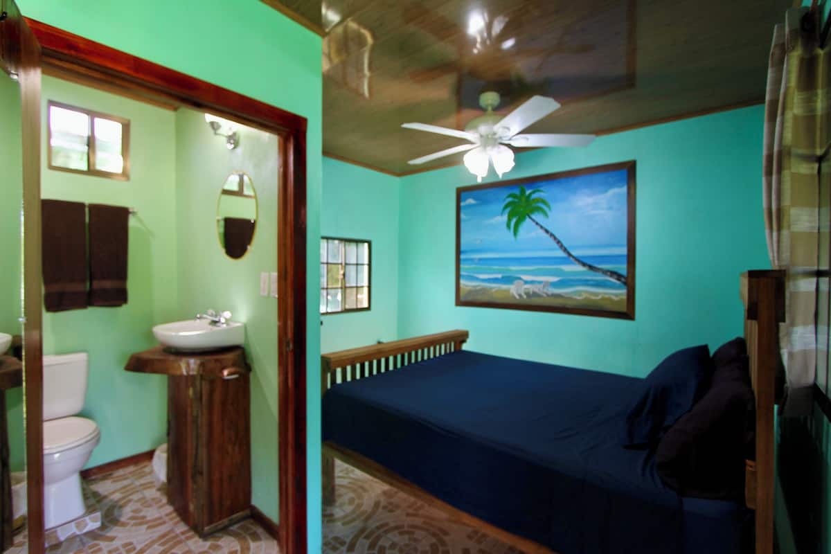 Verduisterende gordijnen, gratis wifi, beddengoed