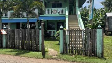 Vista frontal de la propiedad