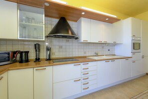 Kühlschrank, Mikrowelle, Ofen, Geschirrspüler