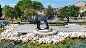 Un parc public agrémenté d’une sculpture moderne, d’une eau claire et d’une végétation luxuriante.